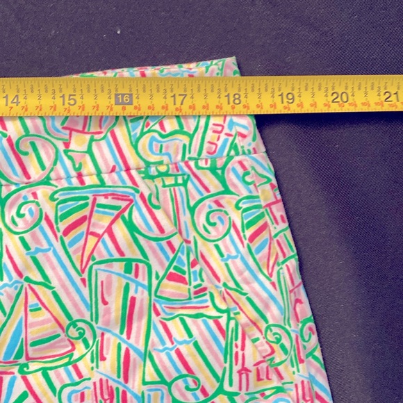 GUC  Lilly Pulitzer size 12 skort in a festive pattern - Picture 3 of 8